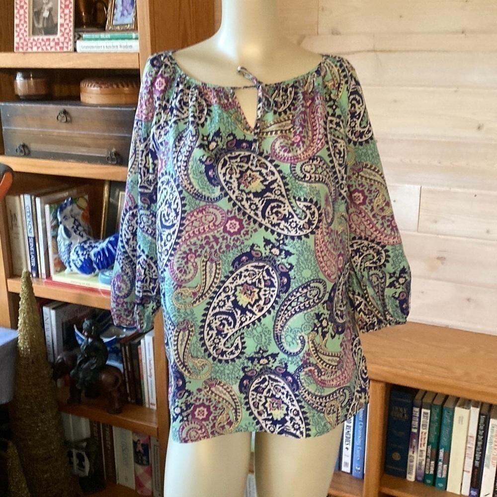 Liz Claiborne, Woman’s Size PM, Blue, Magenta, White and Aqua Summer Top.